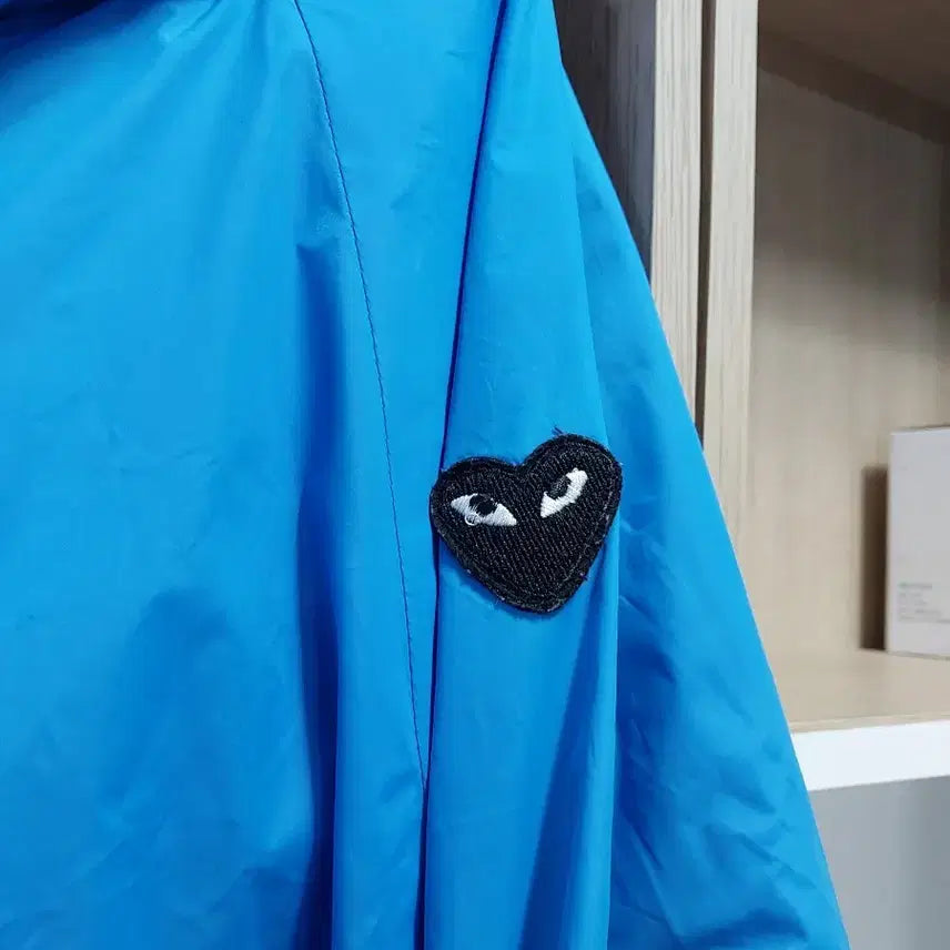 [BUNJANG] Blue Heart Applique Windbreaker Jacket / 블루 하트 와펜 바람막이