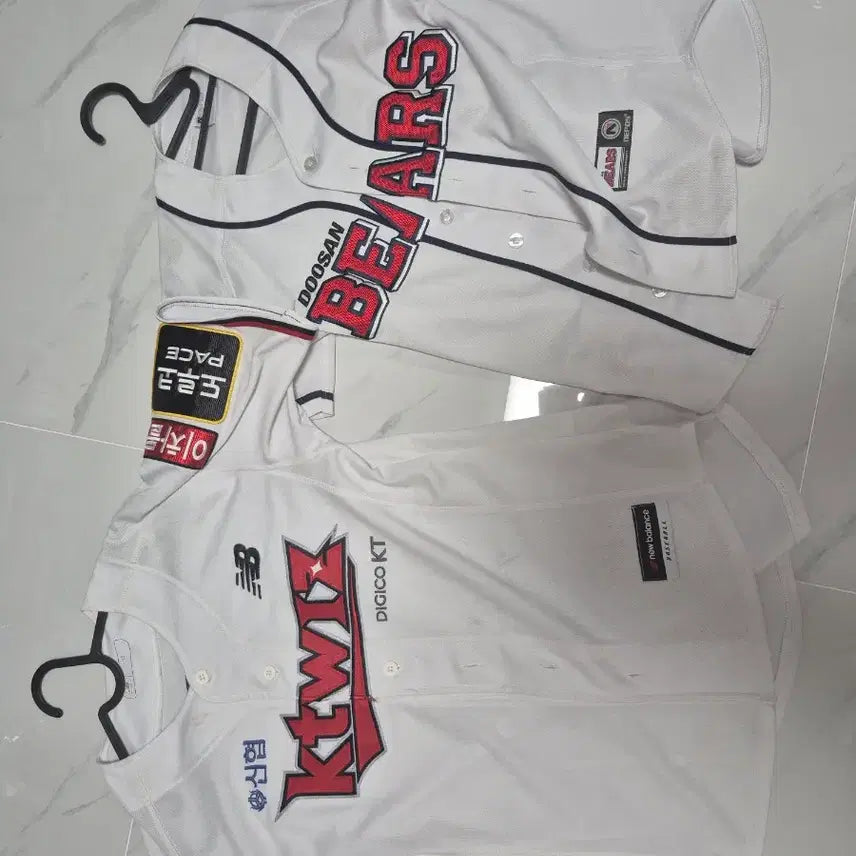 [BUNJANG] KT Wildcats Signed Baseball Jersey (Size 95) & Doosan Bears Baseball Jersey (Size 11) / Kt 두산 유니폼 판매