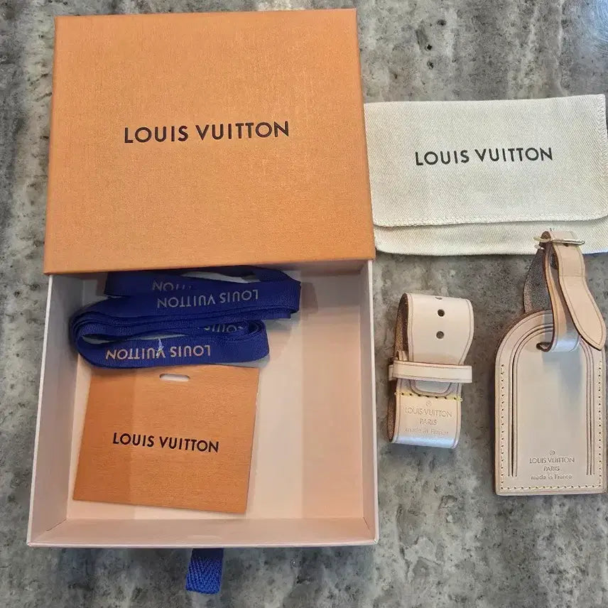 [BUNJANG] Louis Vuitton Cowhide Name Tag and Holder Set (Bag Charm) / (정품)루이비통 카우하이드 네임택 및 홀더 세트 (백참)