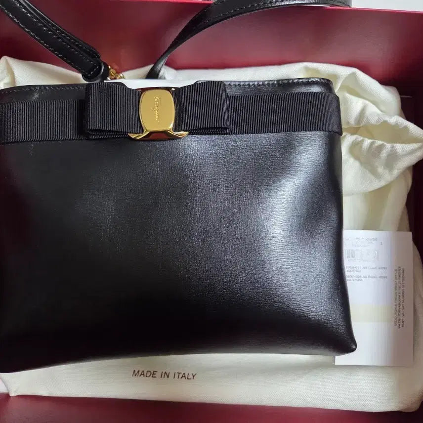 [BUNJANG] Salvatore Ferragamo Leather Convertible Bag / 페레가모 가방 새상품급