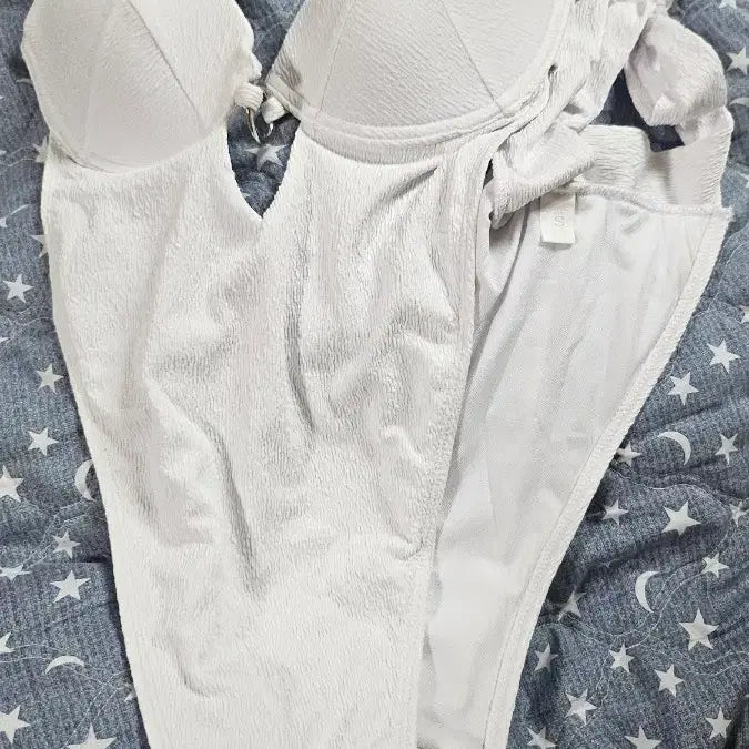 [BUNJANG] White Bikini Swimsuit with Gold Chain Detail / 화이트 비키니 수영복