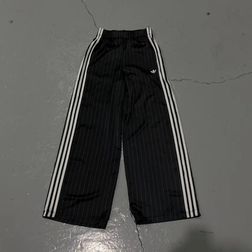 [BUNJANG] Adidas Women Pinstripe Satin Wide Pants / 새상품 아디다스(ADIDAS) 우먼 핀스트라이프 새틴 와이드 팬츠