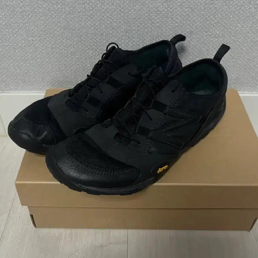 [BUNJANG] New Balance MT10 Issey Miyake Collaboration Sneakers / 275 이세이미야케 뉴발란스 mt10