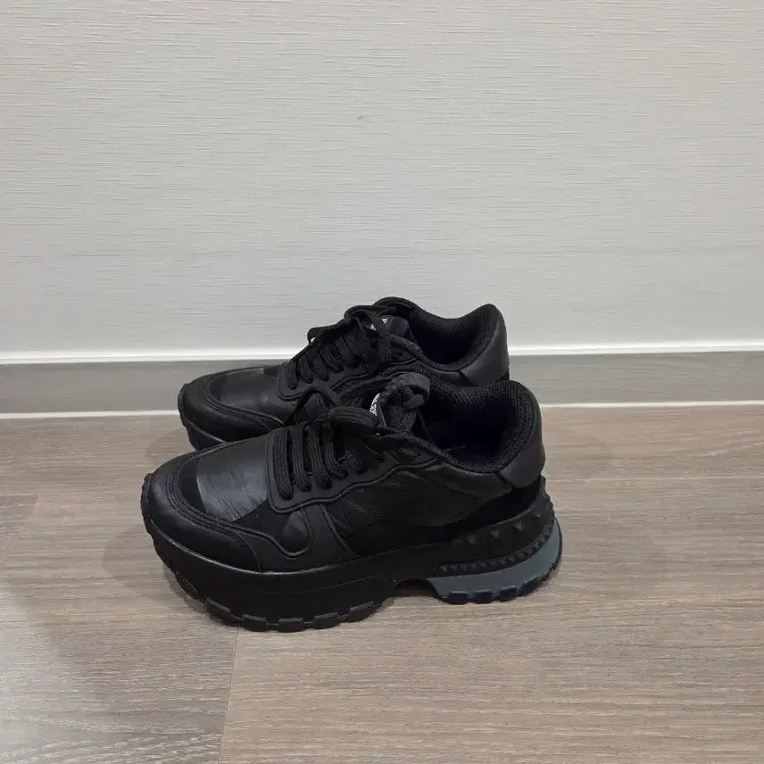 [BUNJANG] Valentino Sneakers Size 235 / 발렌티노 운동화  235