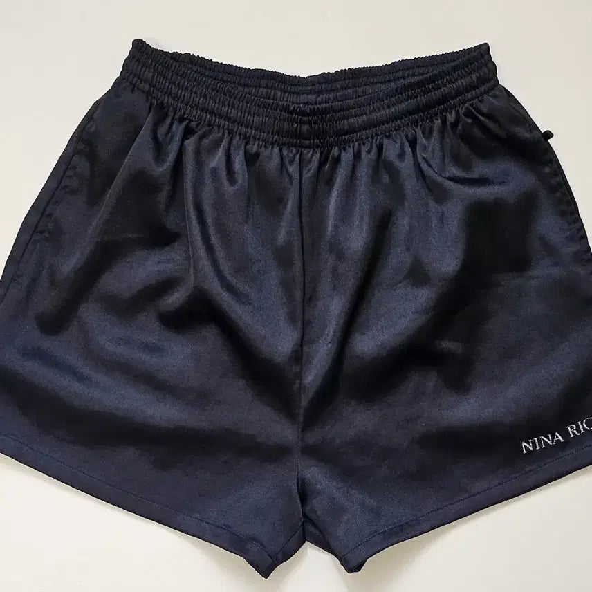 [BUNJANG] Nina Ricci Logo Point Black Shorts / 니나리치 로고 포인트 블랙반바지