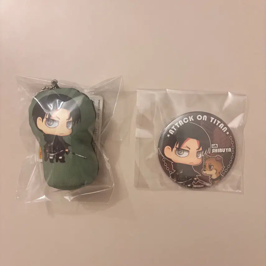 [BUNJANG] Attack on Titan Levi Cushion Keyring & Badge Bundle Set / [일괄] 진격의거인 리바이 쿠션키링 + 뱃지