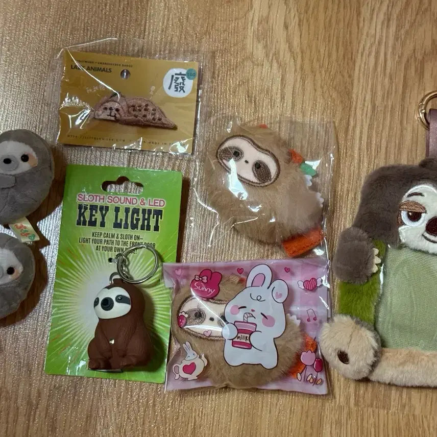 [BUNJANG] Sloth Plush Charm, Badge, and Photocard Holder Bundle / 나무늘보 인형 키링 뱃지 포카홀더