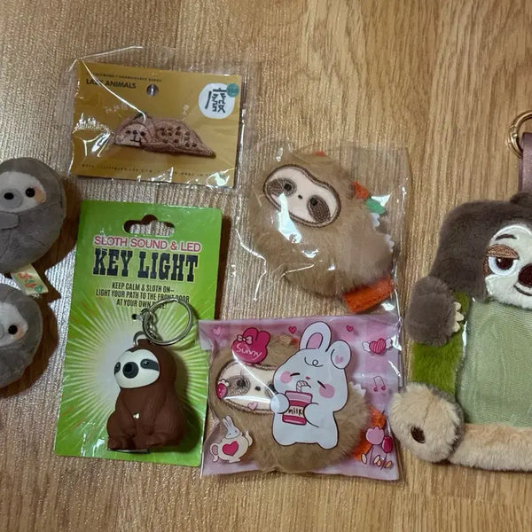 [BUNJANG] Sloth Plush Charm, Badge, and Photocard Holder Bundle / 나무늘보 인형 키링 뱃지 포카홀더