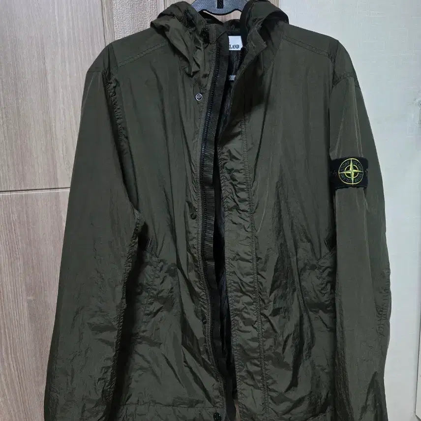 [BUNJANG] Stone Island 25SS Crinkle Reps Hooded Jacket Khaki / [25SS /L]스톤아일랜드 크링클랩스 바람막이 카키