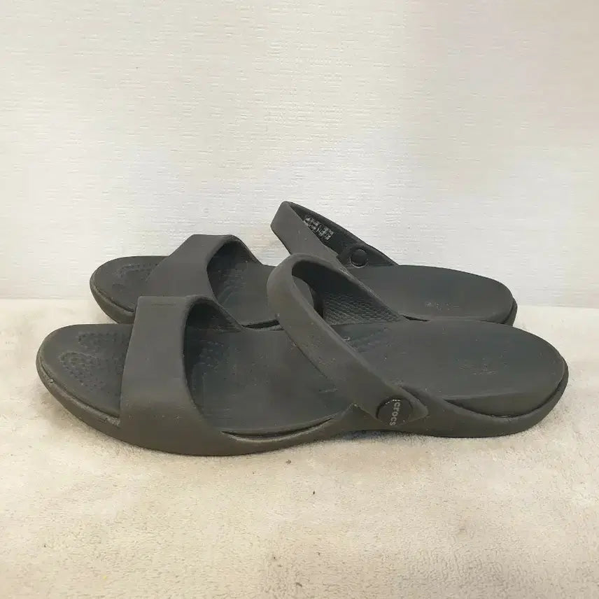 [BUNJANG] Crocs Women's Black Slippers W6 (230-235) / 크록스 여성 슬리퍼 블랙 W6(230~235)