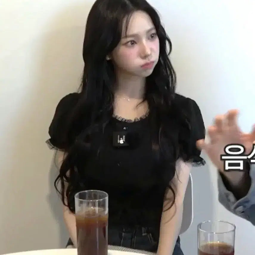 [BUNJANG] ROLA ROLA Frill Shirring Blouse Black (Karina's Wear) / (카리나 착용) 로라로라 프릴 셔링 블라우스 블랙