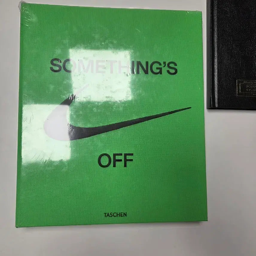 [BUNJANG] Nike Off-White 'Something's Off' Art Book / 새제품 나이키 오프화이트 콜라보 'Something's Off' 아트북(택배비 무료)