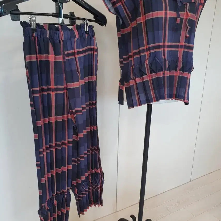 [BUNJANG] Check Pattern Pleated Blouse & Pants Set / 체크 패턴 플리츠 블라우스 & 팬츠 세트
