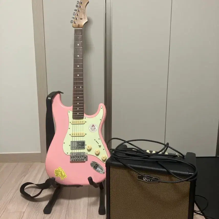 [BUNJANG] Bacchus Universe Series Pink Electric Guitar with Amp, Cable, Case, Pedal, and Capo / 바커스 유니버스 시리즈 핑크 일렉기타 (앰프, 앰프 케이블, 케이스, 페달, 카포 포함)