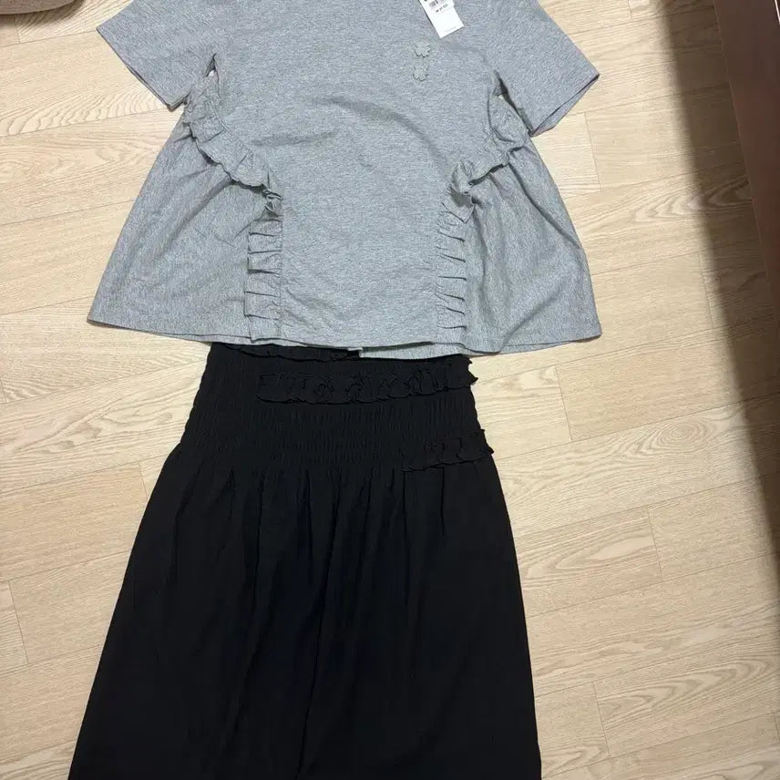 [BUNJANG] Uniqlo Cecilia Bonnes Frill Blouse (M) & Shirring Skirt (S) Set / 유니클로 세실리아반센 프릴티(M)&셔링스커트(S) 세트