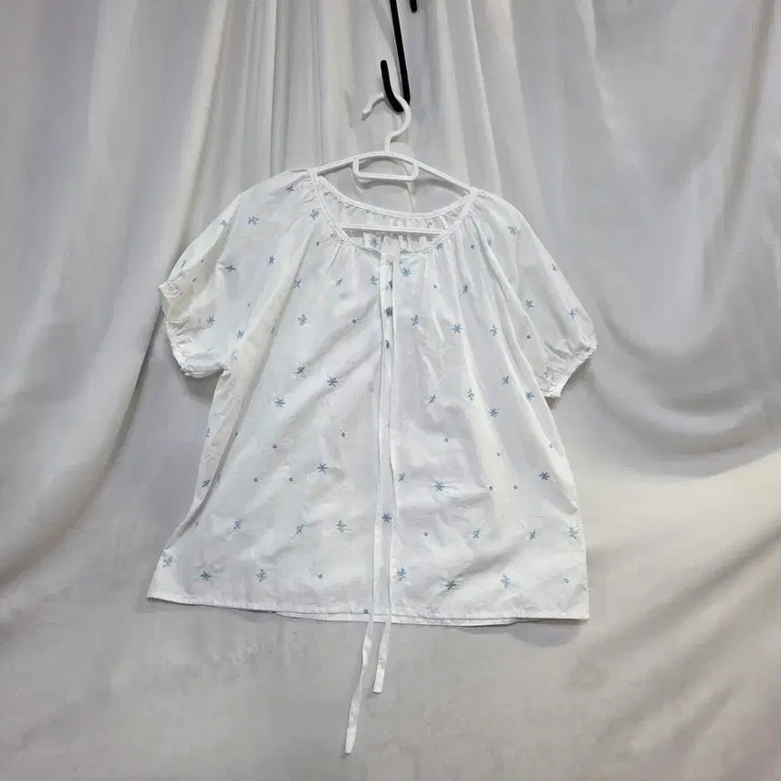 [BUNJANG] Women's Short Sleeve Blouse with Star Embroidery (Sky Blue, Free Size) / 하늘색 여성 별무늬자수블라우스반팔F