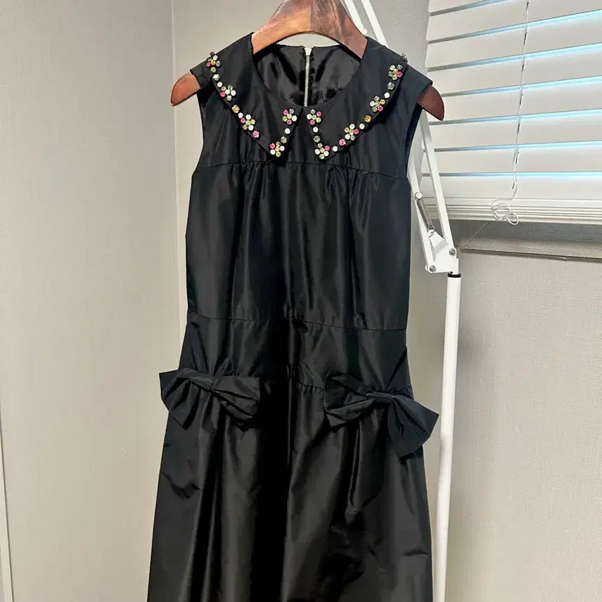 [BUNJANG] Black Midi Dress with Cubic Collar and Ribbon Detail / 블랙 원피스 큐빅 카라 리본
