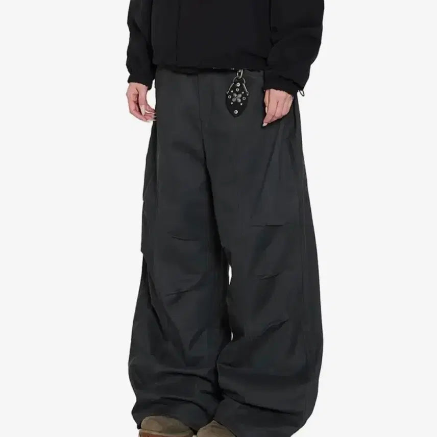 [BUNJANG] Akam Knee Pin-Tuck Side Button Pants (Dark Gray) / 아캄aakam Knee Pin-Tuck Side Button Pants (Dark Gray)