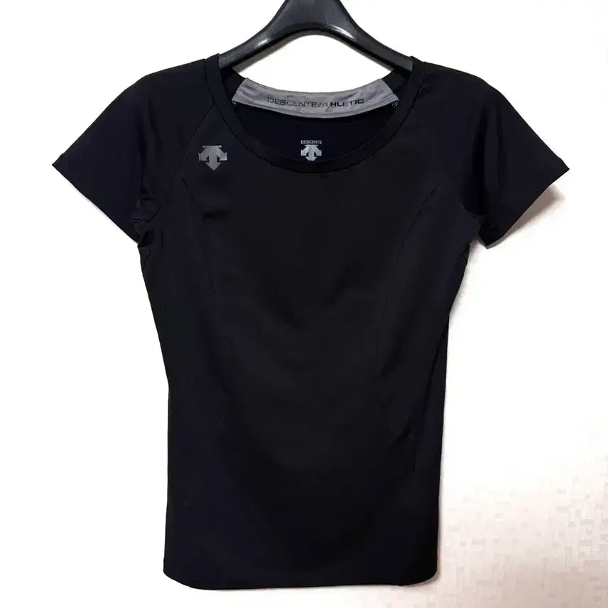 [BUNJANG] Descente Women's Performance Short-Sleeve T-Shirt Black / [XXS,80]데상트 여성 기능성 반팔티 블랙