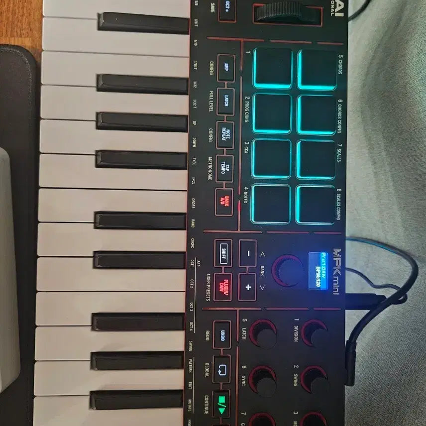 [BUNJANG] AKAI MPK mini MK4 Keyboard Controller (Black) / AKAI MPK mini MK4 블랙