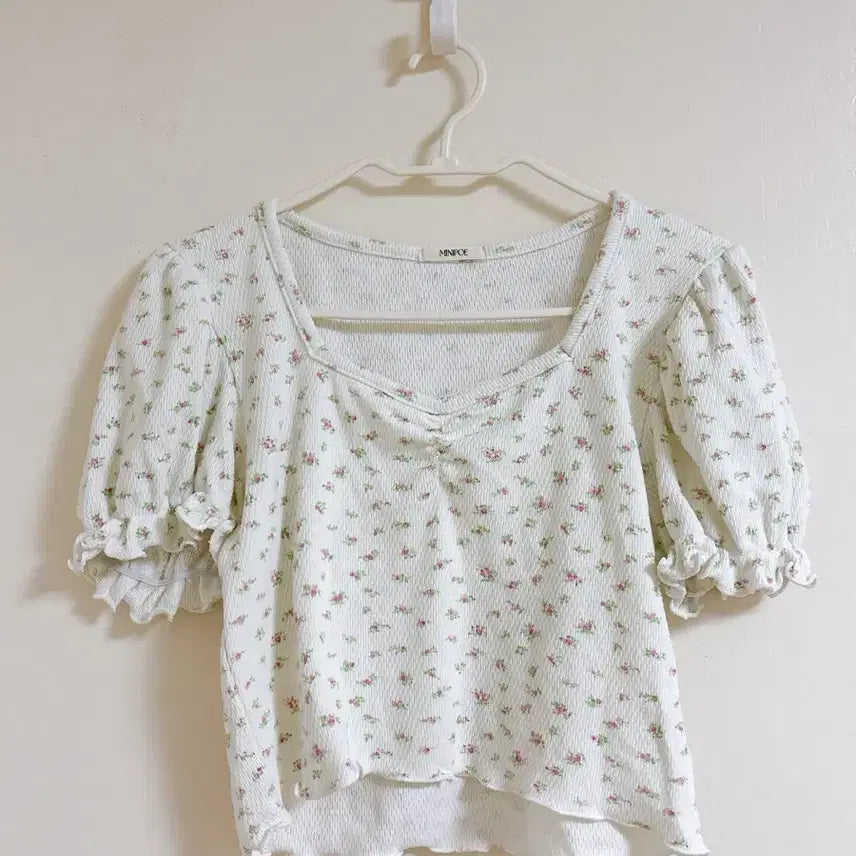 [BUNJANG] Mini Poe Floral Puff Sleeve Crop Top / [미니포에] 잔꽃무늬 퍼프 소매 크롭 탑