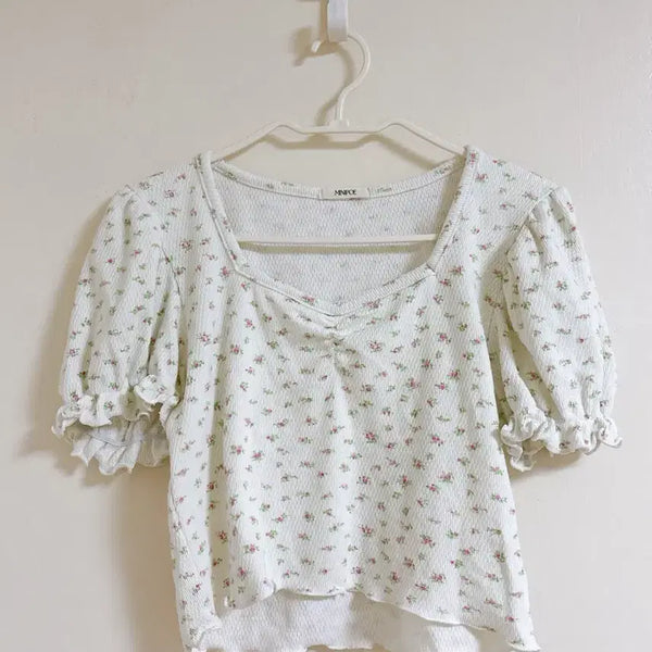 [BUNJANG] Mini Poe Floral Puff Sleeve Crop Top / [미니포에] 잔꽃무늬 퍼프 소매 크롭 탑