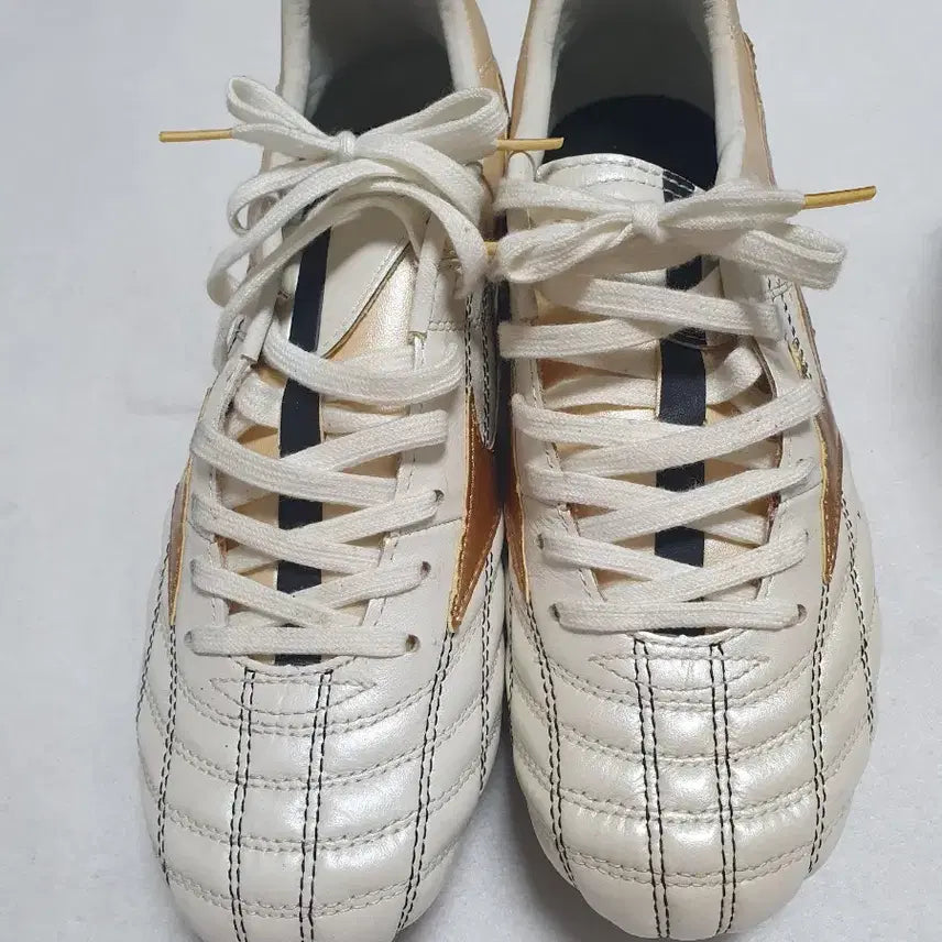 [BUNJANG] Mizuno Morelia Neo 3 FG Soccer Cleats Gold Size 255 / 미즈노 모렐리아 네오 3 축구화 골드 색상 255 사이즈