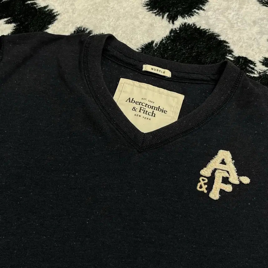 [BUNJANG] Abercrombie Embroidered Logo Muscle Fit Slim Fit T-Shirt Navy / 아베크롬비 자수 로고 머슬핏 슬림핏 티셔츠 네이비