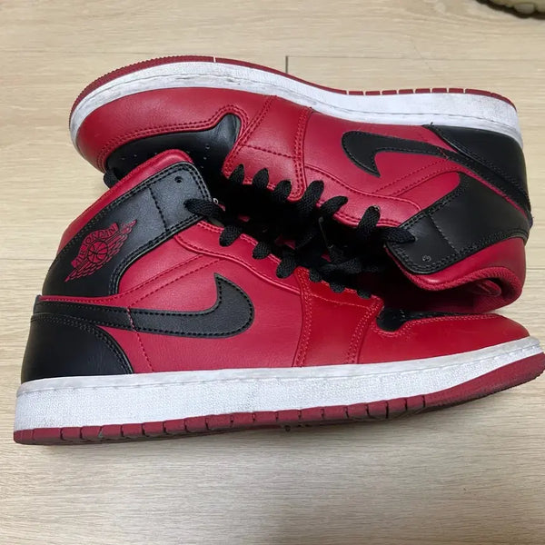 [BUNJANG] Nike Air Jordan 1 Mid Reverse Bred Sneakers / 나이키 조던 1 미드 리버스 브레드