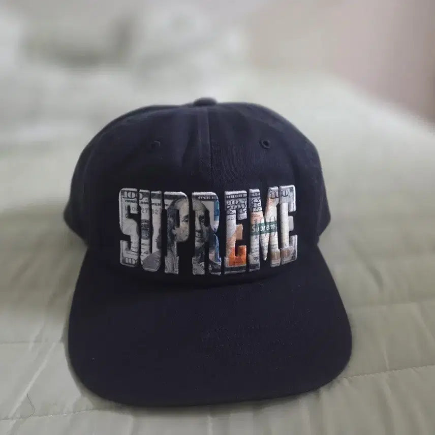 [BUNJANG] Supreme Embroidered Money Logo 6-Panel Navy Cap SS26 / 슈프림 자수 머니 로고 6-패널 네이비 - 26SS