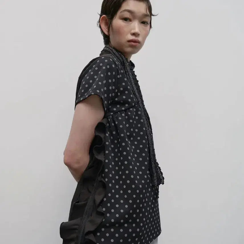 [BUNJANG] Type Service Asymmetrical Dotted Ruffled Zip Top / 타입서비스 Asymmetrical Dotted Ruffled zip top