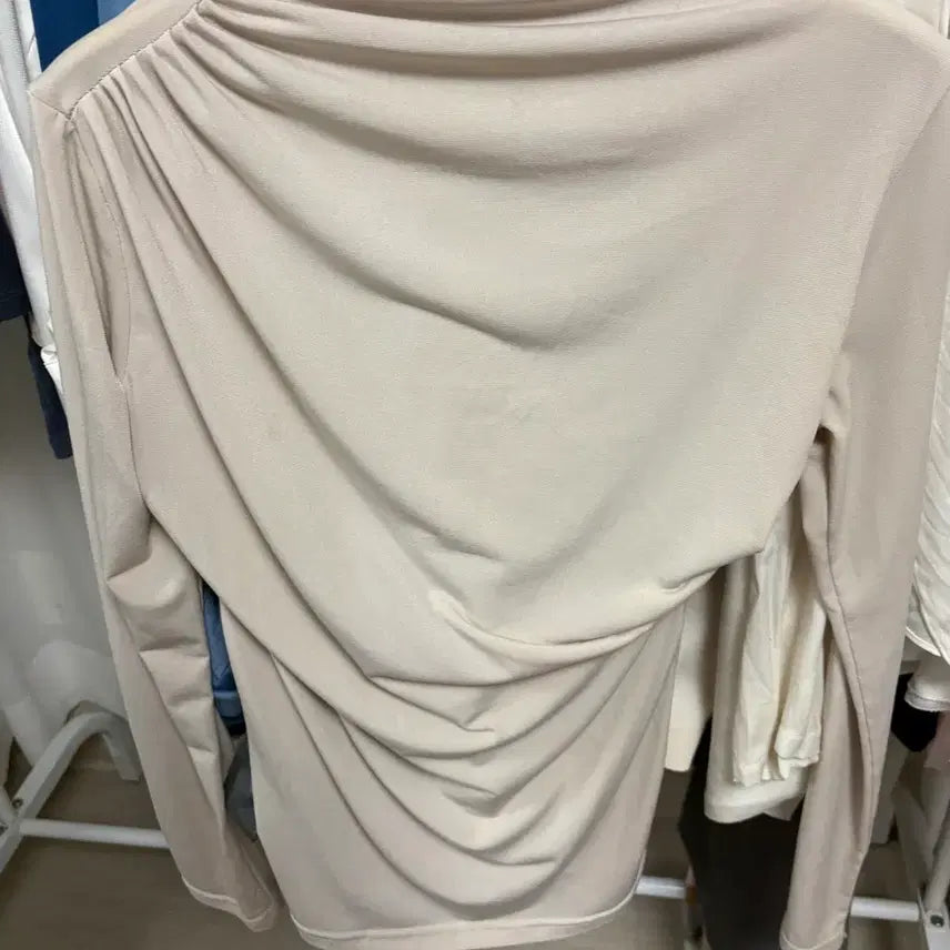 [BUNJANG] Beige Shirring Long-Sleeve T-Shirt / 베이지색 셔링 티셔츠