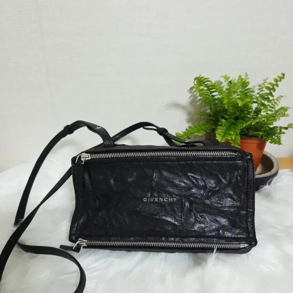 [BUNJANG] Givenchy Black Leather Crossbody Bag / 지방시 블랙 레더 크로스백