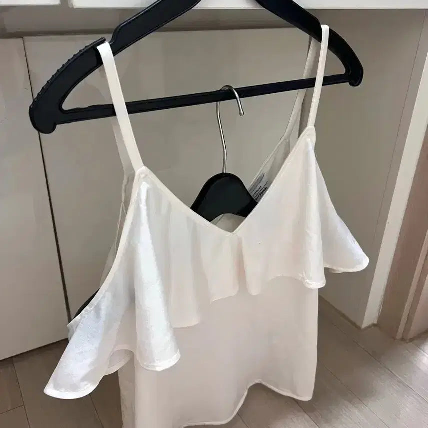 [BUNJANG] And Other Stories Ruffle Off-Shoulder Camisole Top / 앤아더스토리즈 러플 오프숄더 캐미솔 탑 프릴 나시 민소매 블라우스