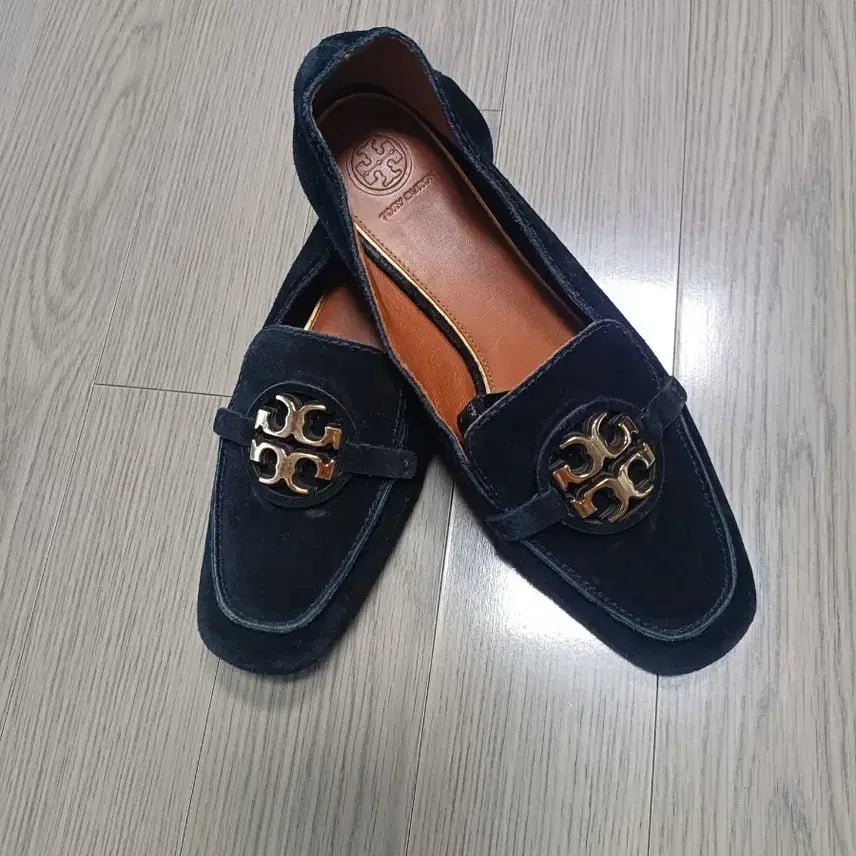 [BUNJANG] Tory Burch Black Suede Loafers with Gold Logo Detail / 토리버치 로퍼 블랙 스웨이드 금장 로고 245
