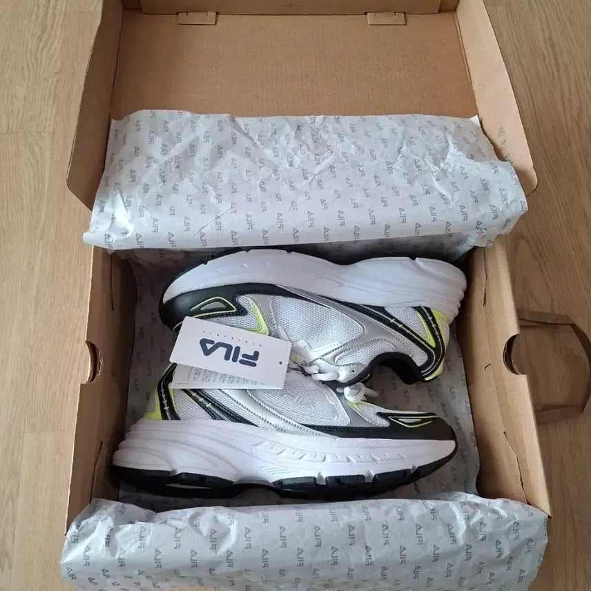 [BUNJANG] Fila White/Neon Running Shoes (245mm) - New / 휠라 운동화 화이트/네온 245mm (새상품)