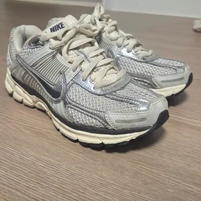 [BUNJANG] Nike Zoom Vomero 5 Women's Photon Dust/Metallic Silver / 나이키 줌 보메로5 우먼스 실버 255 판매
