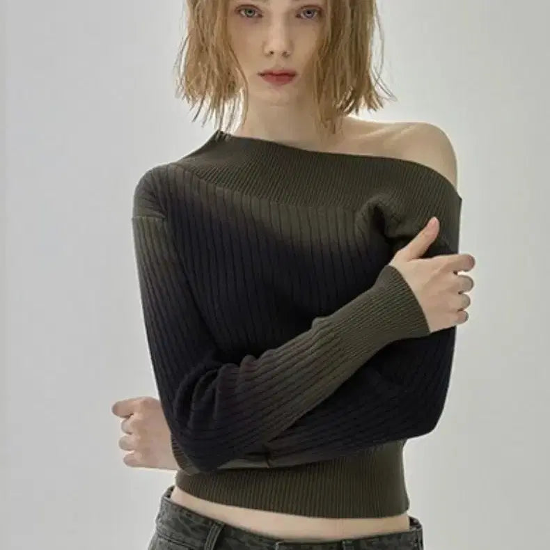 [BUNJANG] Wooalong Spray One-Off Shoulder Knit Olive / Wooalong 우알롱 Spray One-Off Shoulder Kint Olive