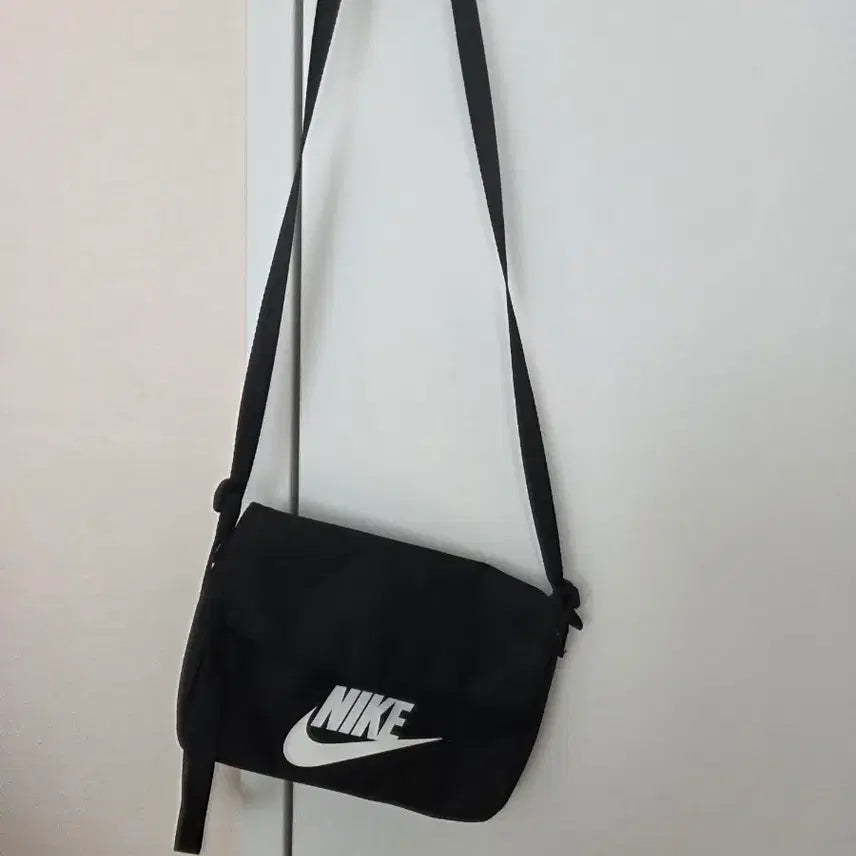 [BUNJANG] Nike Futura Mini Crossbody Bag / 나이키 푸츄라 미니 크로스백