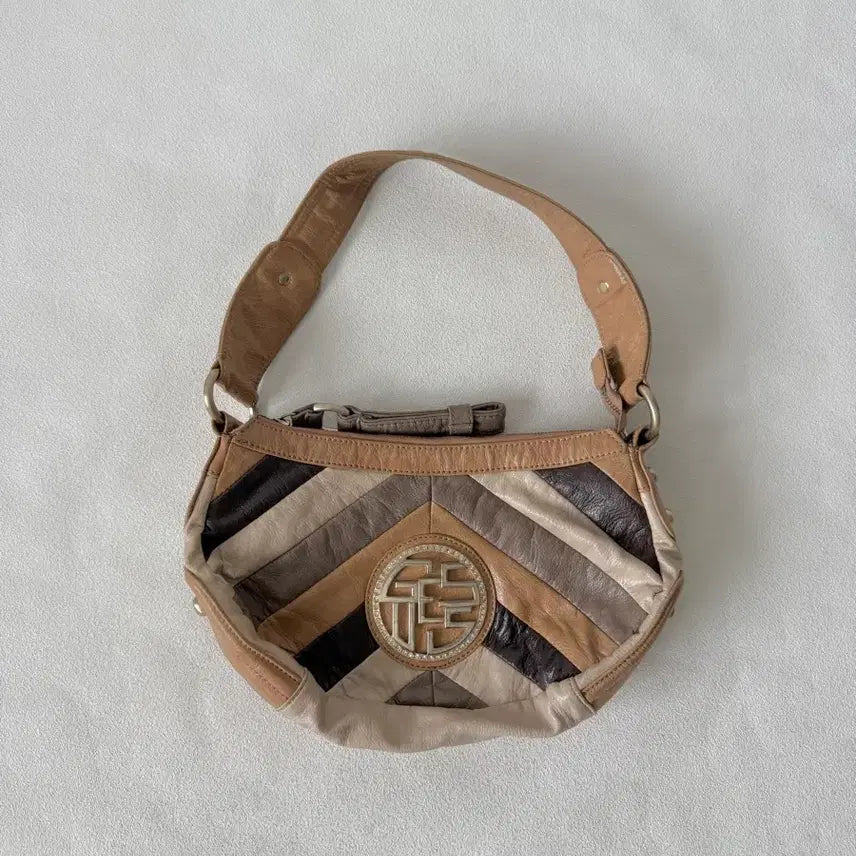 [BUNJANG] Vintage GUESS Leather Shoulder Bag / 올드 게스(GUESS) 레더 숄더백