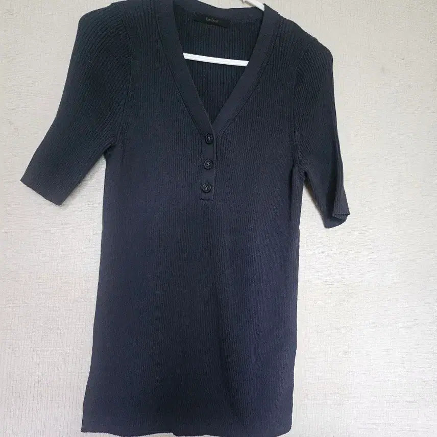 [BUNJANG] THE IZZAT V-neck Ribbed Short-Sleeve Knit Top / 더아이잗  브이넥 골지 반팔 니트