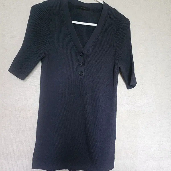 [BUNJANG] THE IZZAT V-neck Ribbed Short-Sleeve Knit Top / 더아이잗  브이넥 골지 반팔 니트