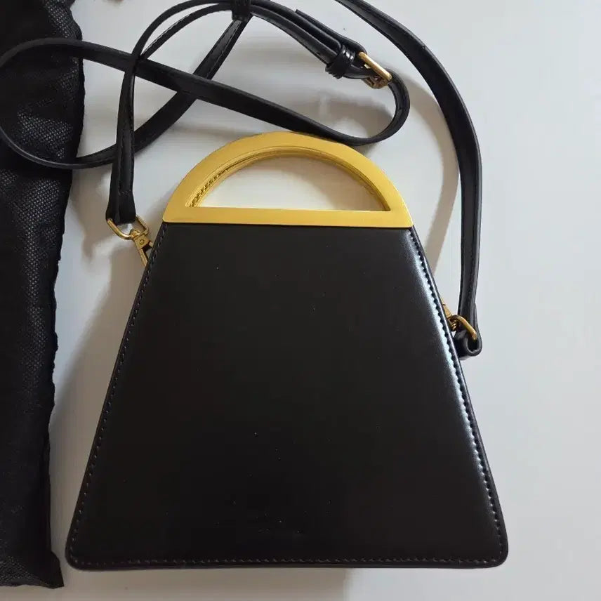 [BUNJANG] Black Triangle Leather Shoulder Bag with Gold Handle / 블랙 트라이앵글 숄더백 가죽 골드핸들 크로스백 토트백