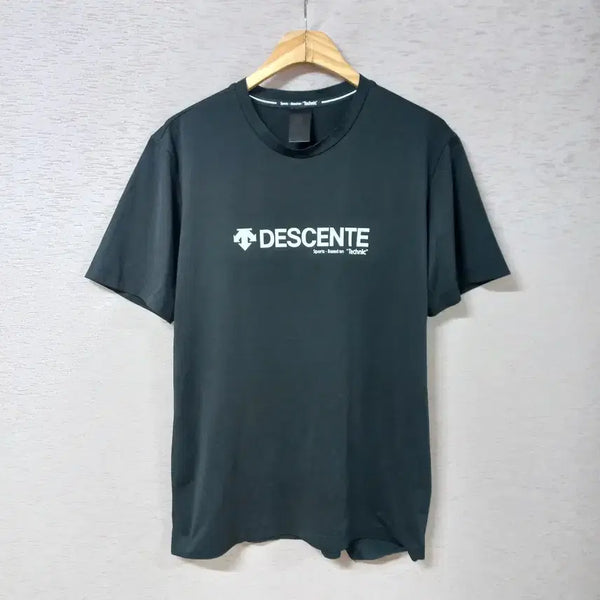 [BUNJANG] Descente Black Print Short Sleeve T-Shirt Men's / B7-24/데상트 블랙 프린트 반팔티 남성