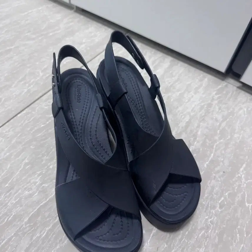 [BUNJANG] Crocs Women's Brooklyn High Wedge Flip Sandals / 크록스 샌들 우먼 브루클린 하이 웨지 플립