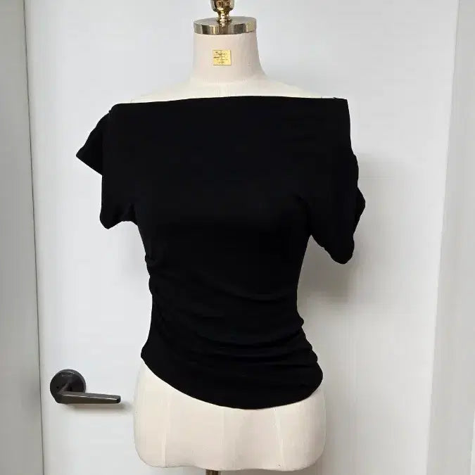 [BUNJANG] Off-Shoulder Shirring Black Short Sleeve T-Shirt / 오프숄드 셔링 블랙 반팔