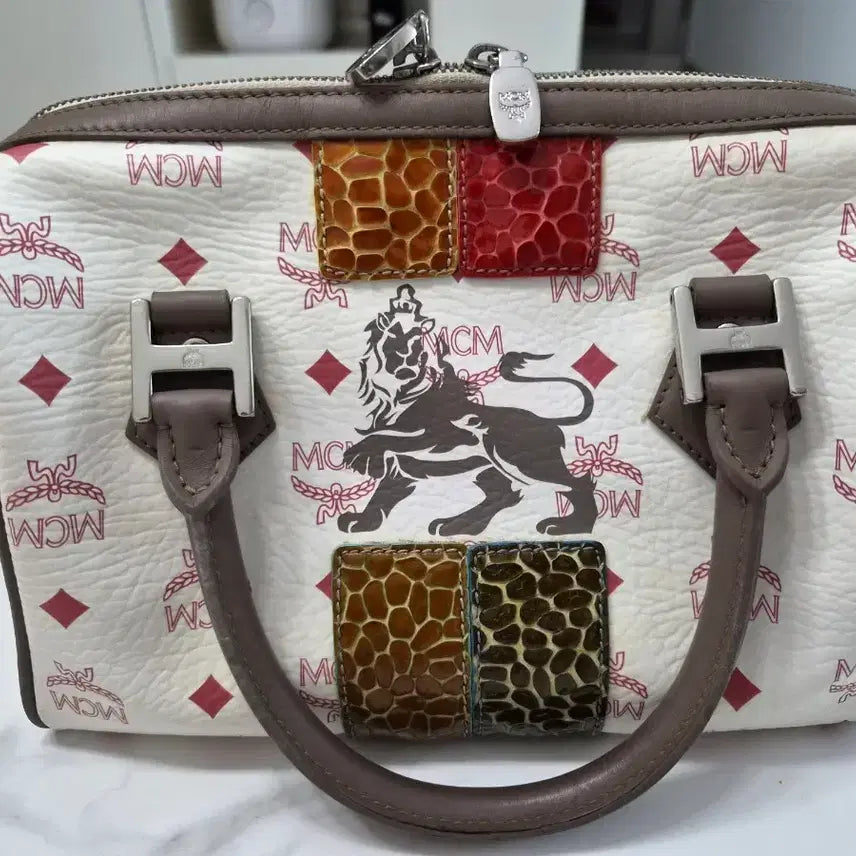 [BUNJANG] MCM Visetos Lion Tote Bag White / MCM 비세토스 사자 토트백 화이트