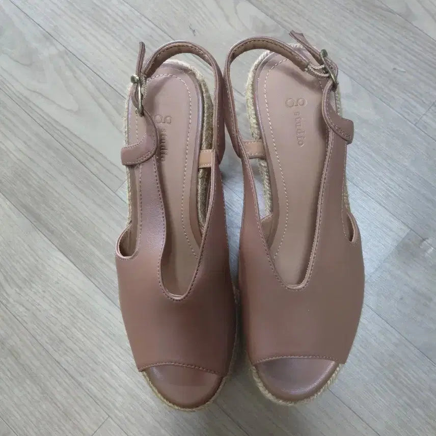 [BUNJANG] Jigott Wedge Heel Sandals (Size 230) / 지고트샌달230