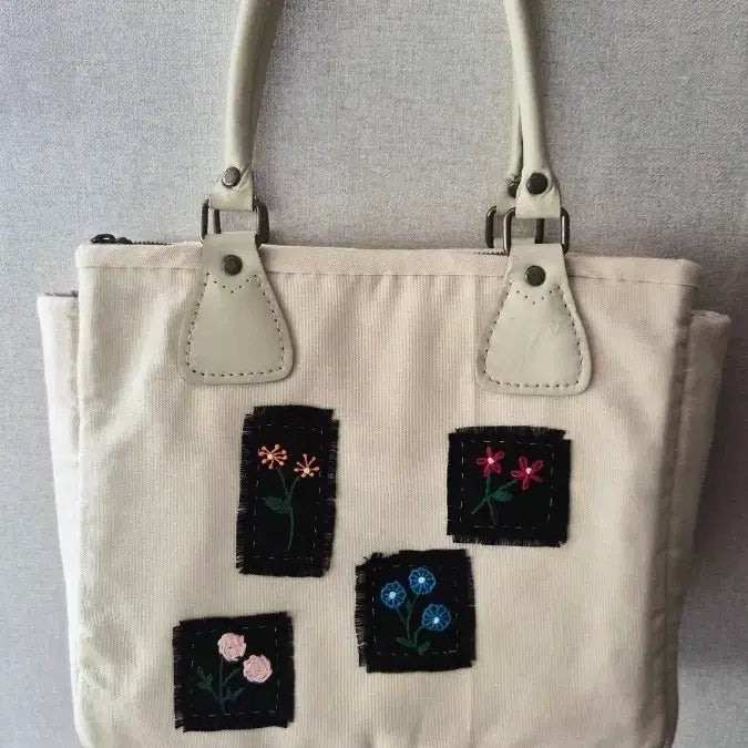 [BUNJANG] Ivory Fabric Shoulder Bag with Floral Embroidery / 패브릭 숄더백 꽃자수 아이보리