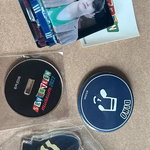 [BUNJANG] SEVENTEEN Cafe 2022 Dino Acrylic Standee + Badge + All Members Transparent Photocard Set / 세븐틴카페 2022 디노 아크릴스탠딩+뱃지+전멤버 투명트레카